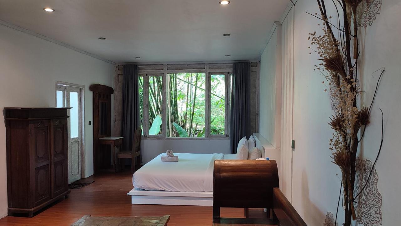 Imah Seniman Hotel Lembang Exterior photo